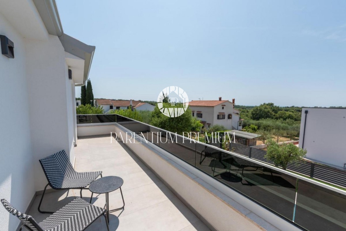 Villa completamente attrezzata con piscina e vista mare vicino a Parenzo e alla spiaggia