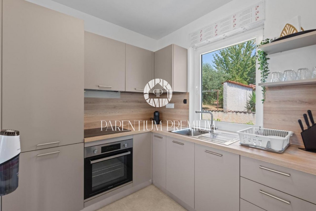 Villa completamente attrezzata con piscina e vista mare vicino a Parenzo e alla spiaggia