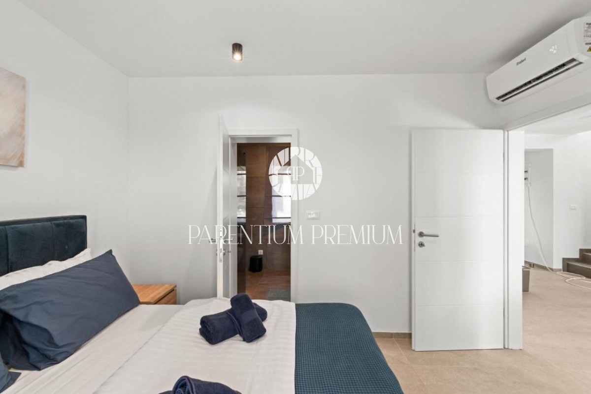 Villa completamente attrezzata con piscina e vista mare vicino a Parenzo e alla spiaggia