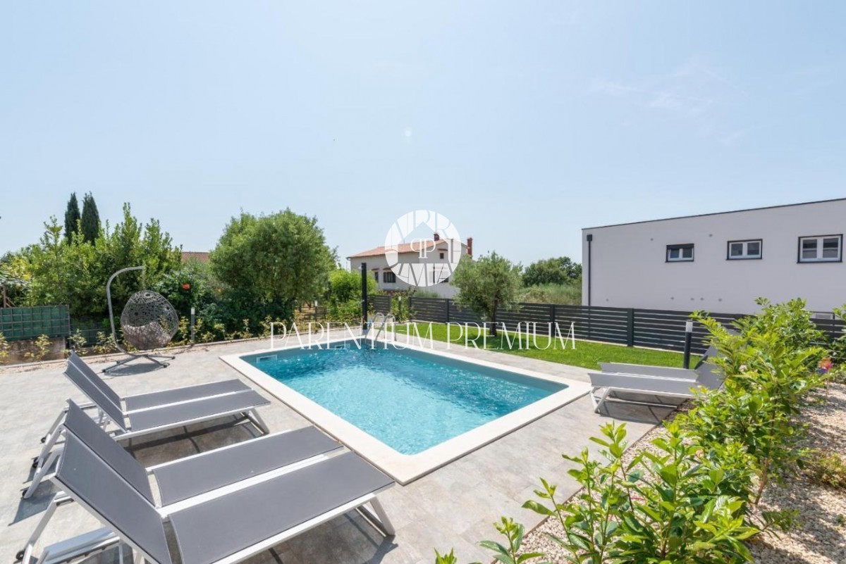 Villa completamente attrezzata con piscina e vista mare vicino a Parenzo e alla spiaggia