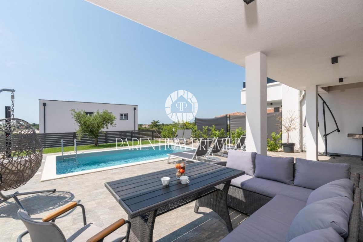 Villa completamente attrezzata con piscina e vista mare vicino a Parenzo e alla spiaggia