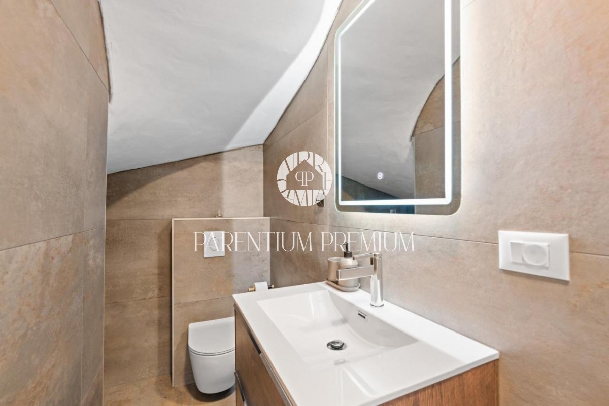 Villa completamente attrezzata con piscina e vista mare vicino a Parenzo e alla spiaggia