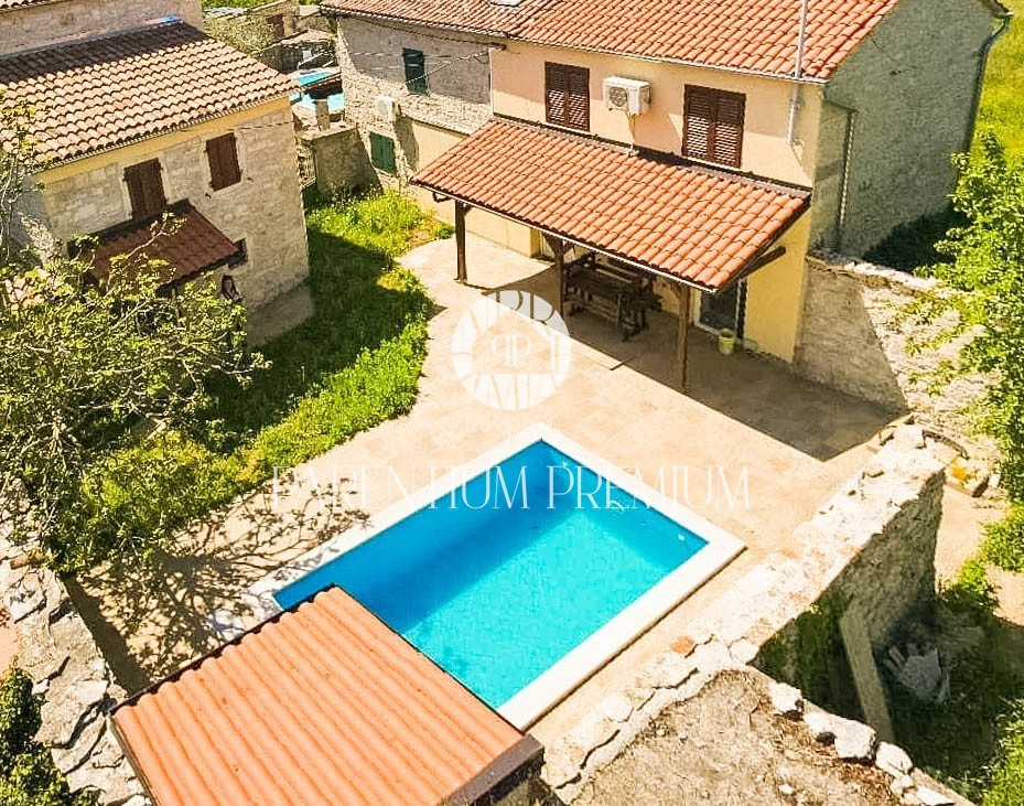 OPPORTUNITÀ!!! Intima proprietà istriana con piscina e 2 unità abitative