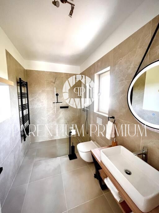 Unica villa ristrutturata – ex scuola rurale con piscina e wellness nel cuore dell'Istria