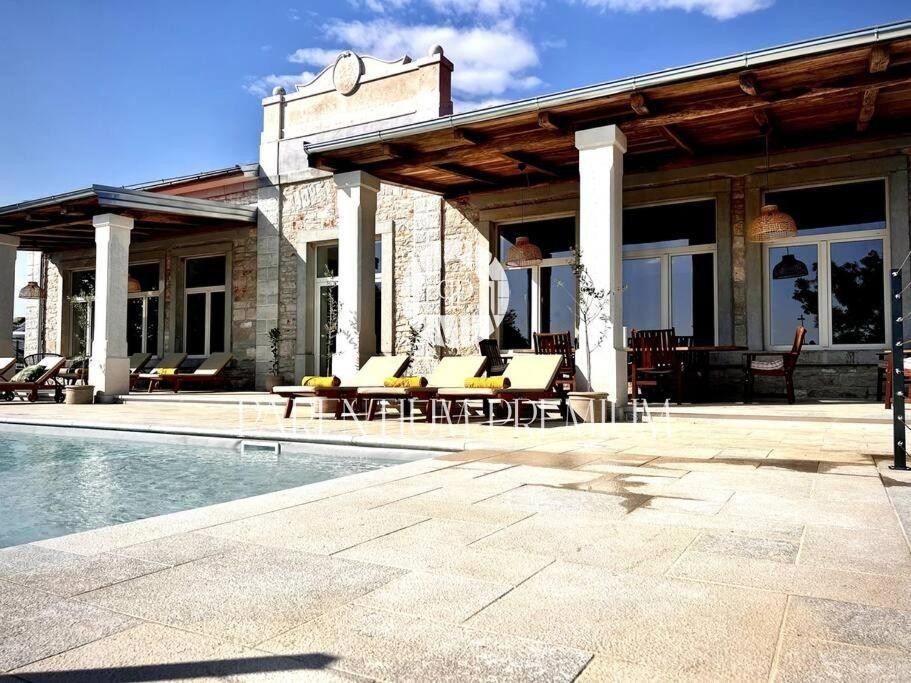Unica villa ristrutturata – ex scuola rurale con piscina e wellness nel cuore dell'Istria