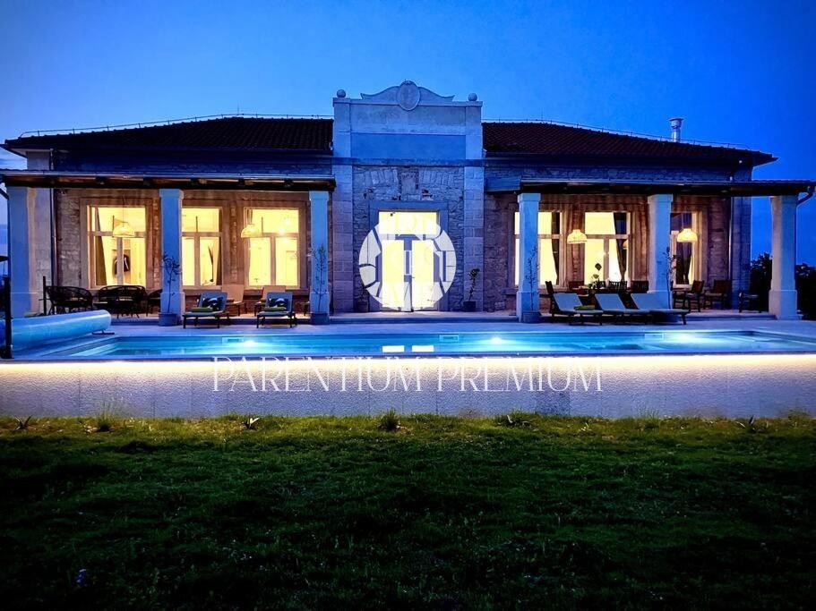 Unica villa ristrutturata – ex scuola rurale con piscina e wellness nel cuore dell'Istria