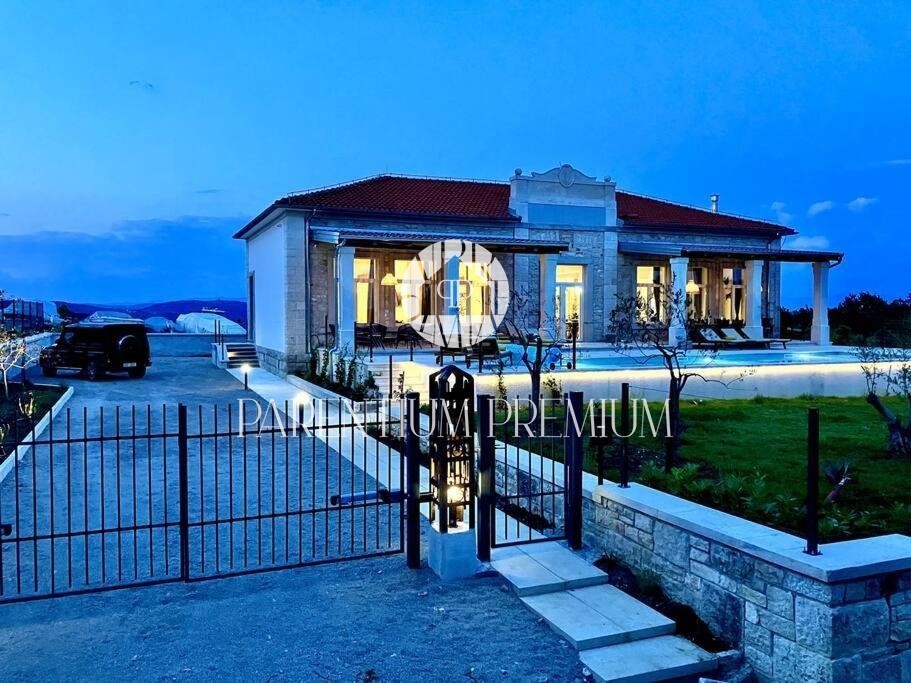 Unica villa ristrutturata – ex scuola rurale con piscina e wellness nel cuore dell'Istria