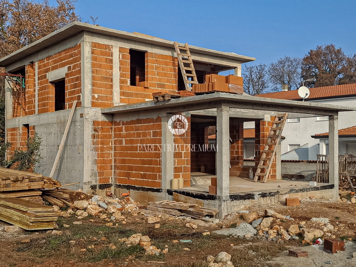 Casa allo stato grezzo, in posizione tranquilla vicino a Parenzo