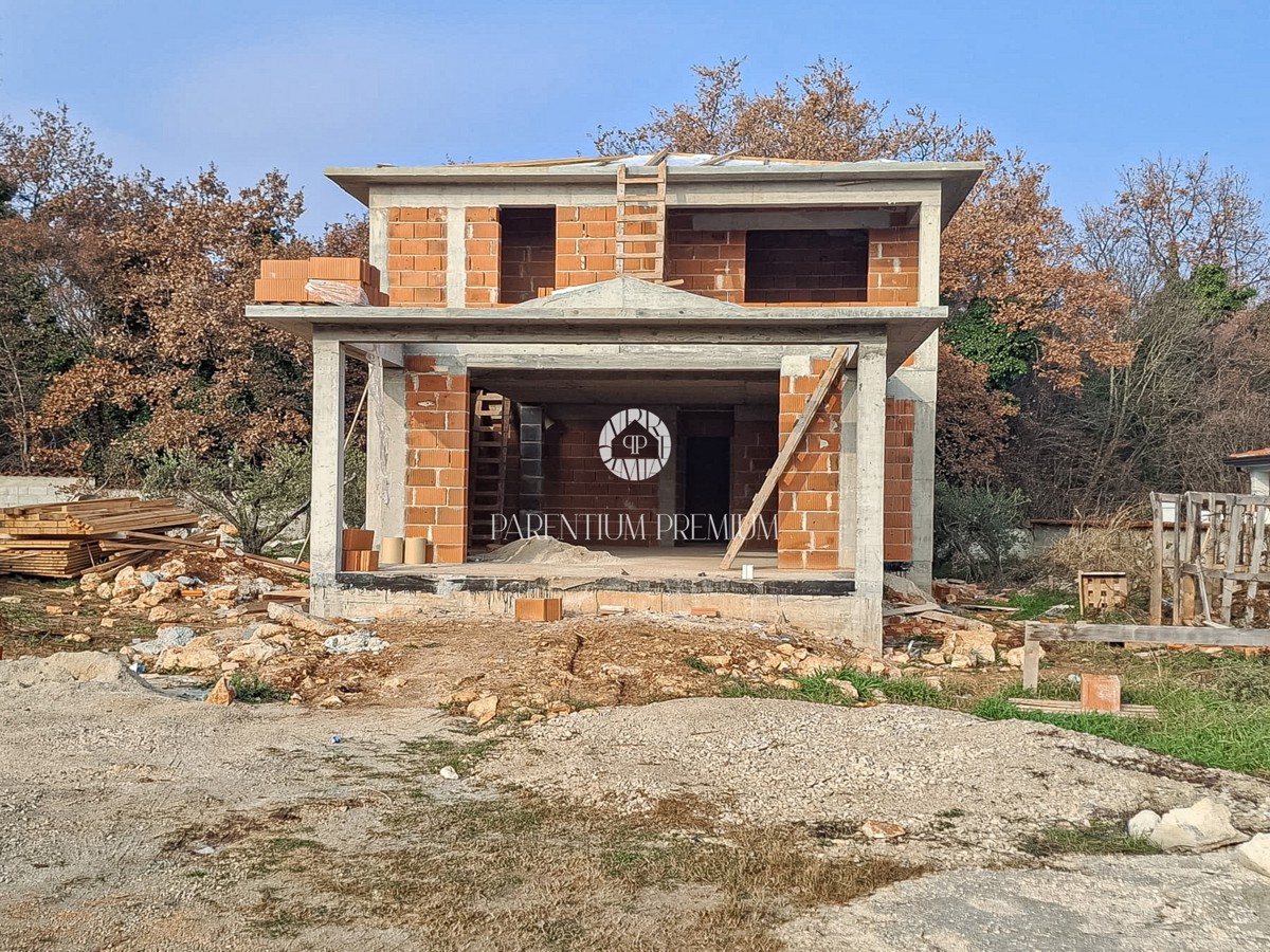 Casa allo stato grezzo, in posizione tranquilla vicino a Parenzo