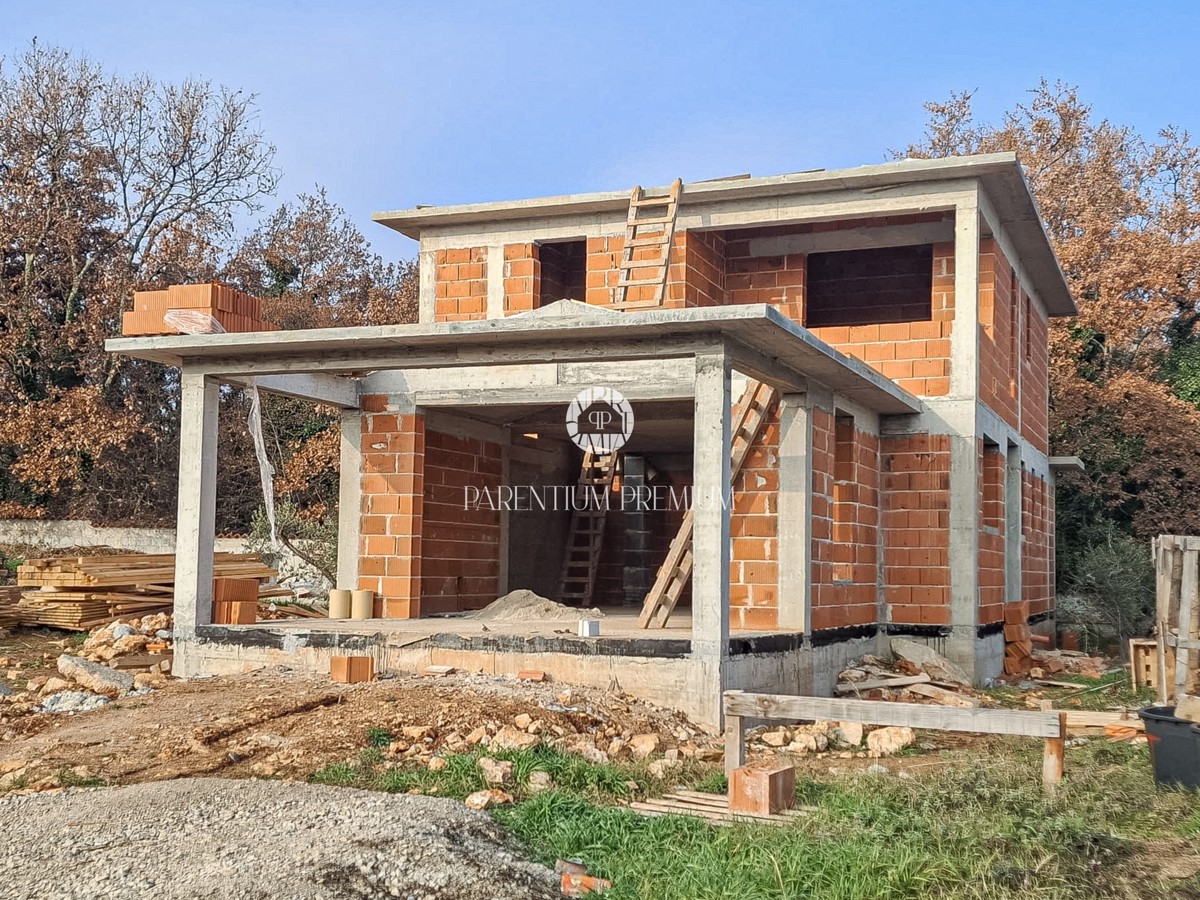 Casa allo stato grezzo, in posizione tranquilla vicino a Parenzo