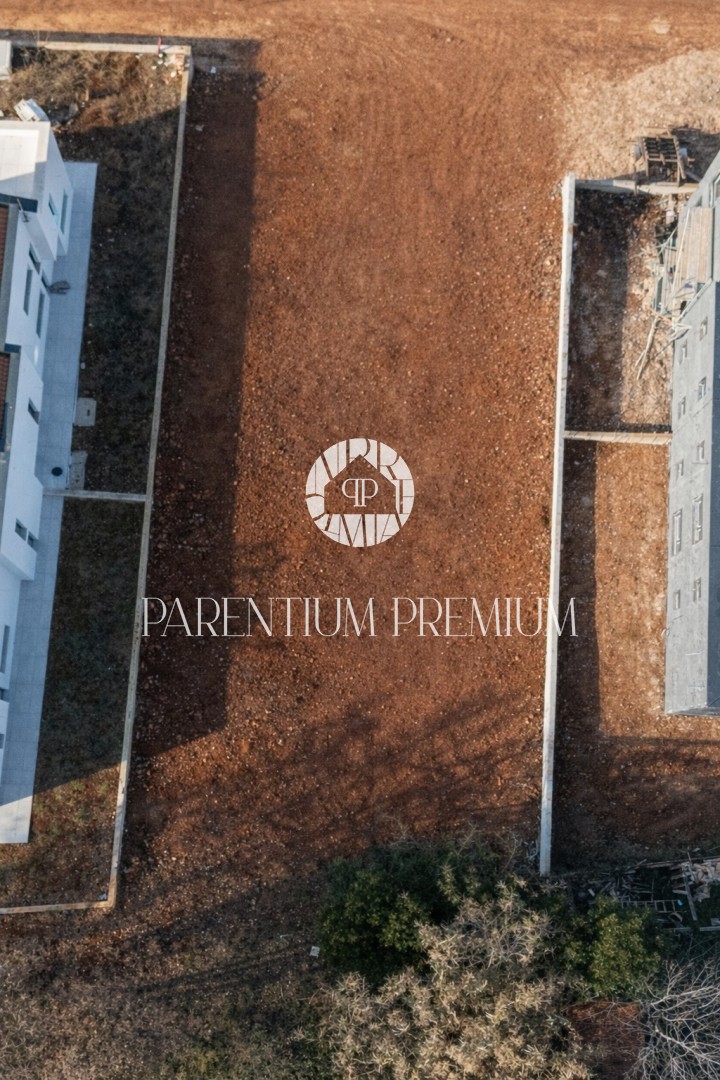 Terreno edificabile esclusivo con permesso per una casa bifamiliare, a 1.000 m dal mare