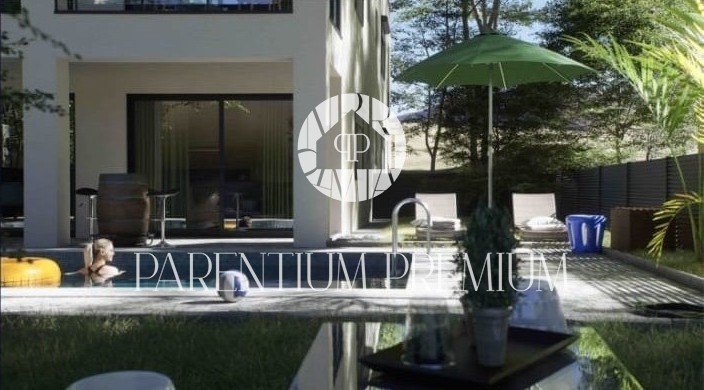 Terreno edificabile esclusivo con permesso per una casa bifamiliare, a 1.000 m dal mare