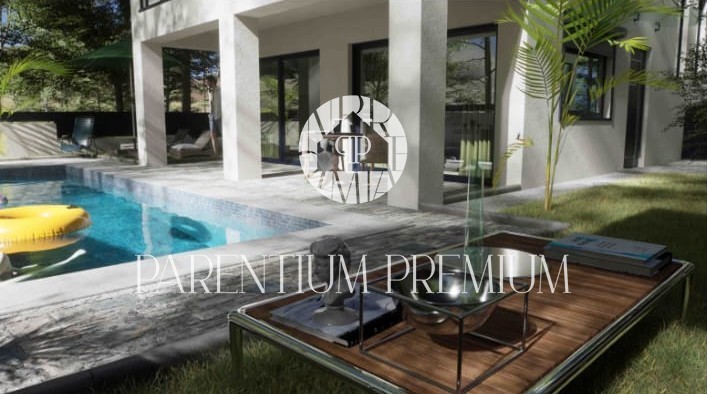 Terreno edificabile esclusivo con permesso per una casa bifamiliare, a 1.000 m dal mare