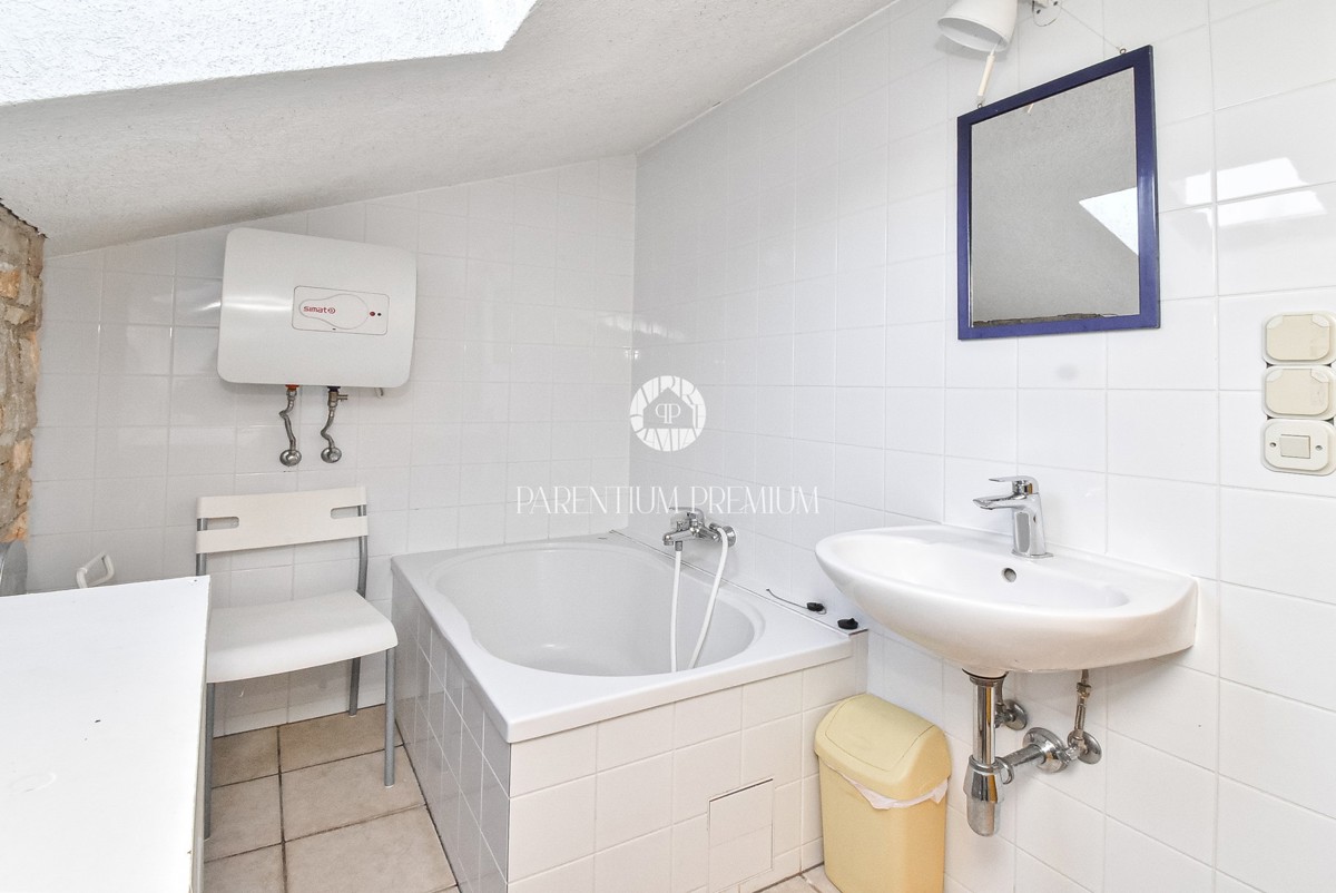 Affascinante casa in pietra istriana con cortile