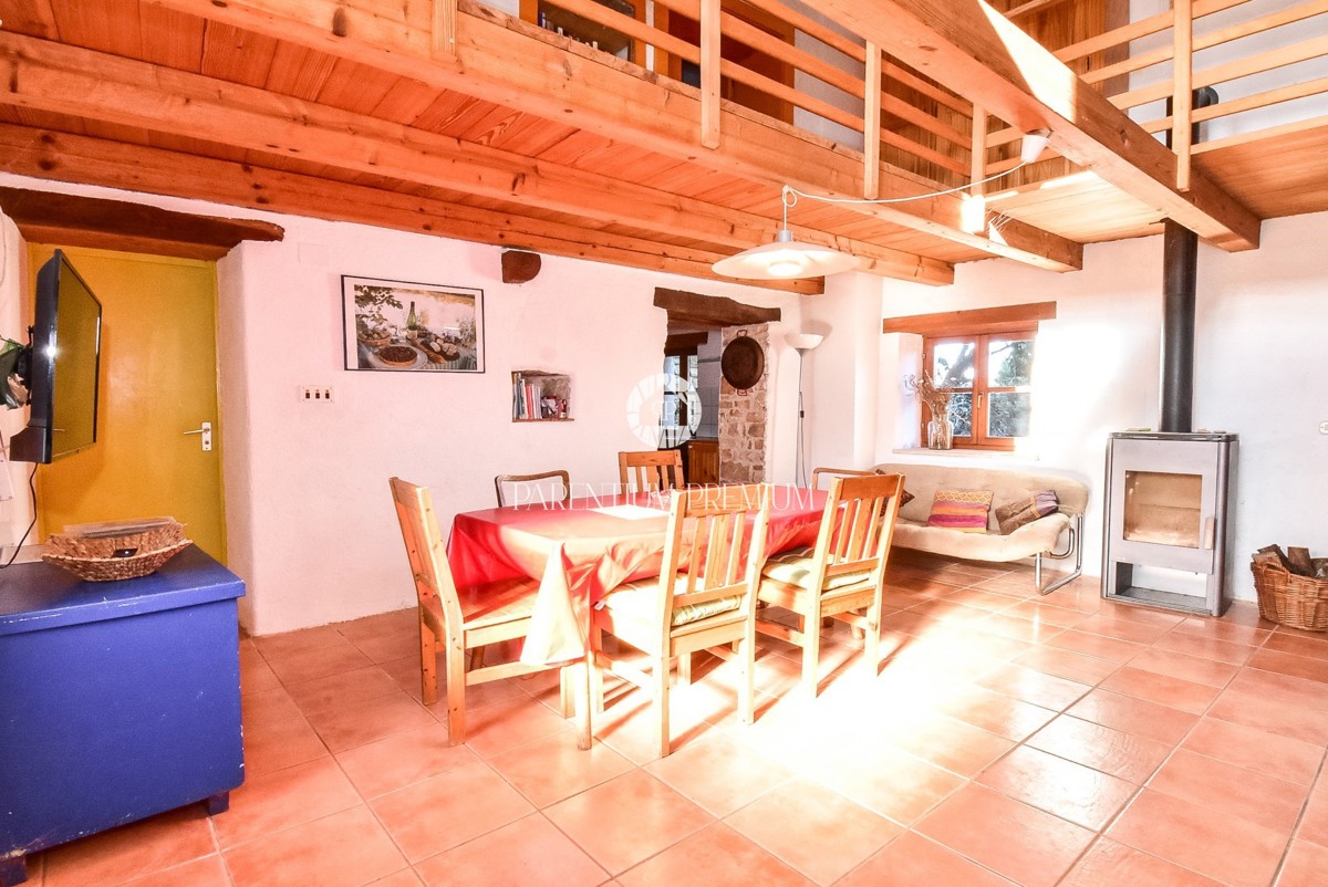 Affascinante casa in pietra istriana con cortile