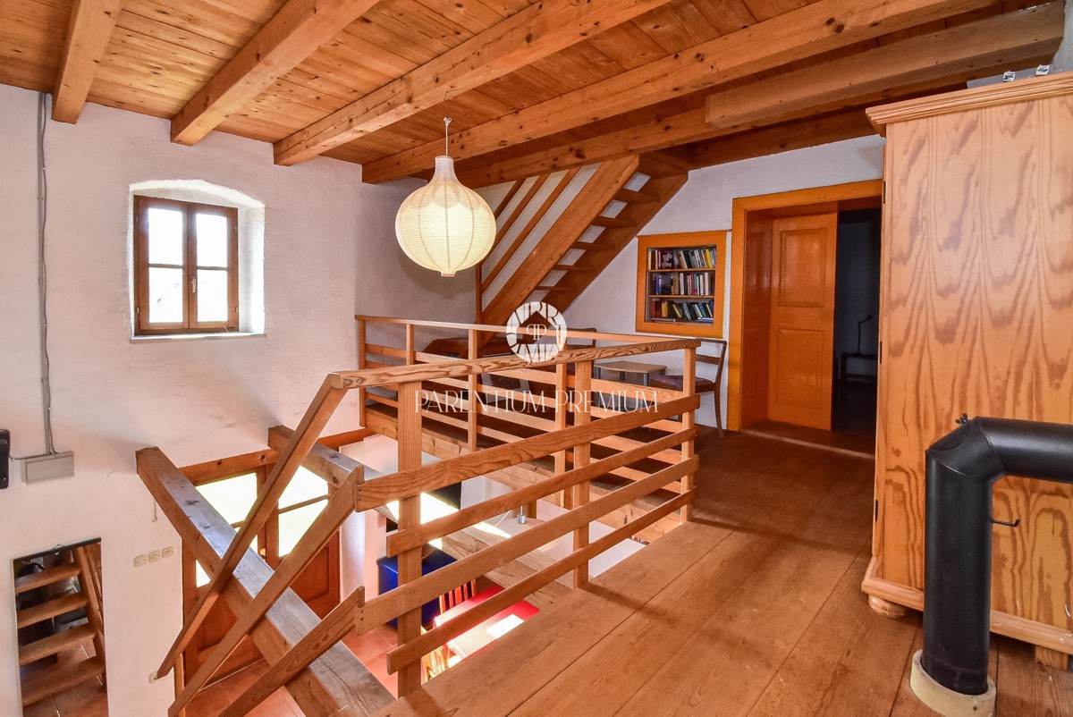 Affascinante casa in pietra istriana con cortile