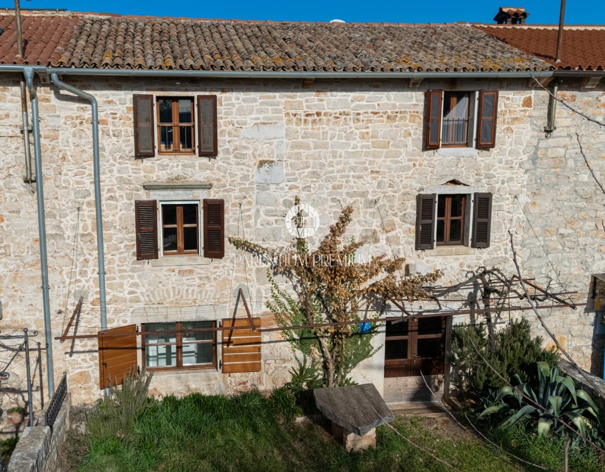 Affascinante casa in pietra istriana con cortile