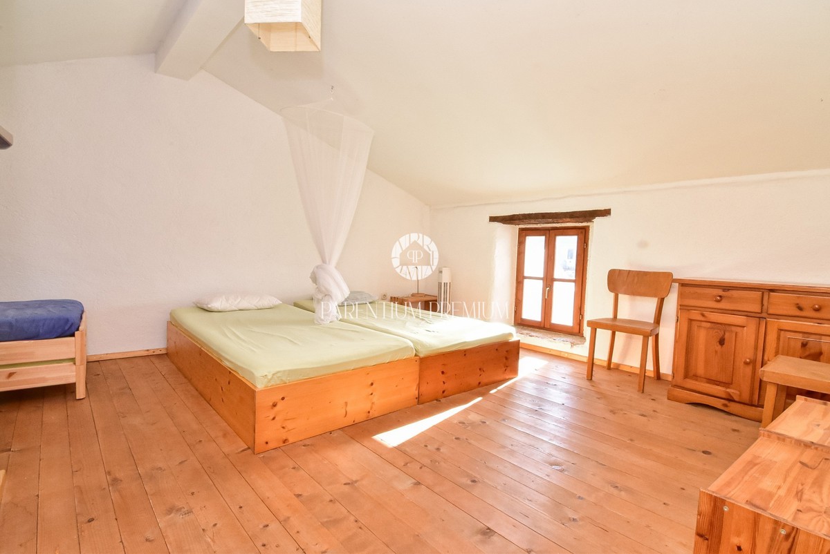 Affascinante casa in pietra istriana con cortile