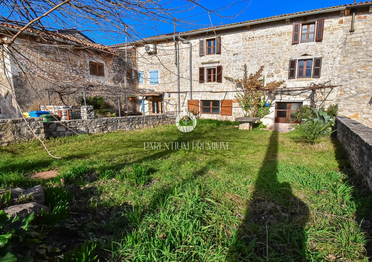 Affascinante casa in pietra istriana con cortile