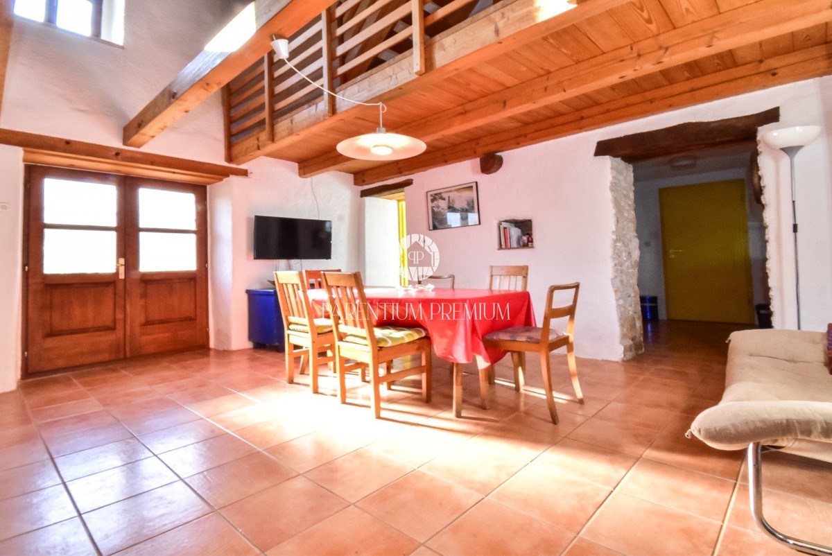 Affascinante casa in pietra istriana con cortile