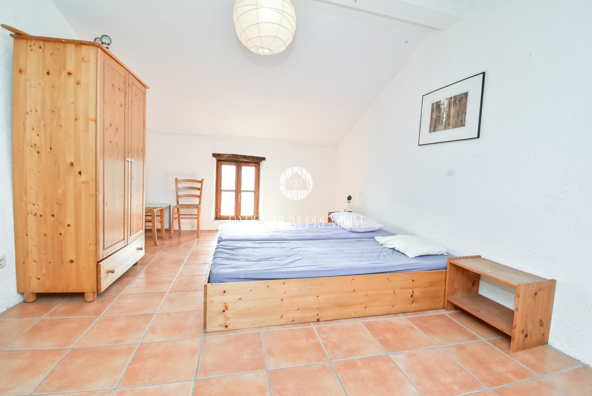 Affascinante casa in pietra istriana con cortile