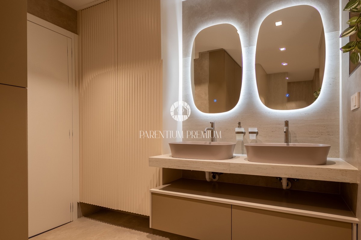 Casa familiare con ampio terreno edificabile in una zona tranquilla vicino a Parenzo