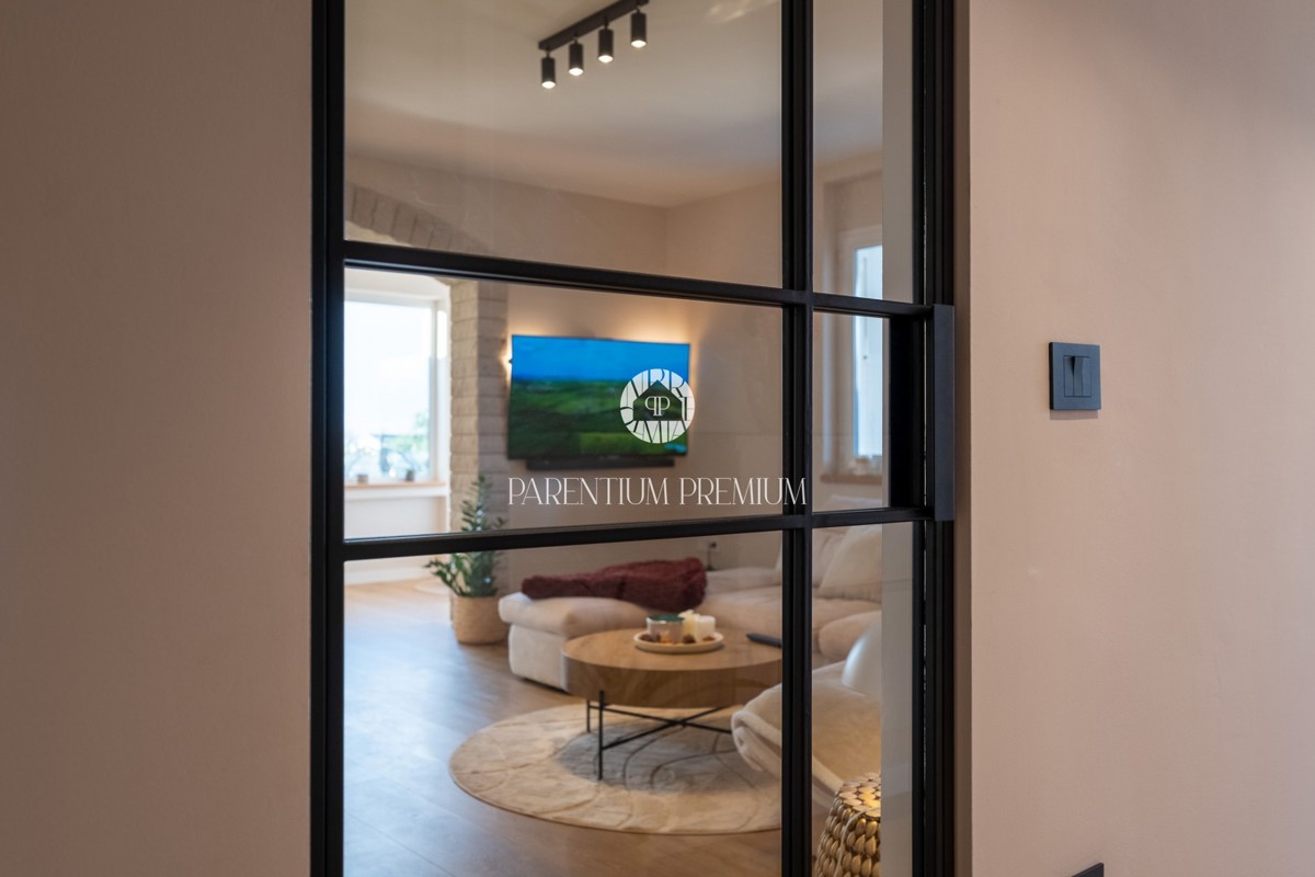 Casa familiare con ampio terreno edificabile in una zona tranquilla vicino a Parenzo