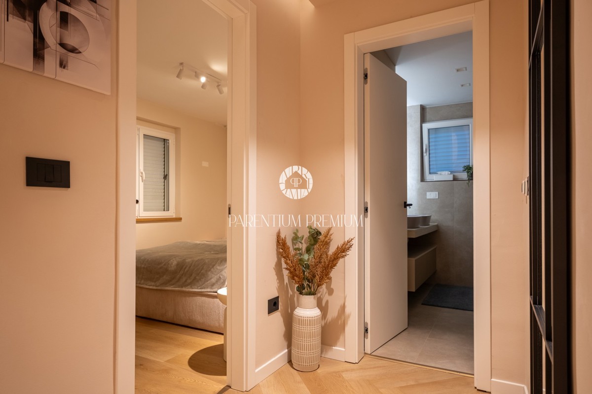 Casa familiare con ampio terreno edificabile in una zona tranquilla vicino a Parenzo