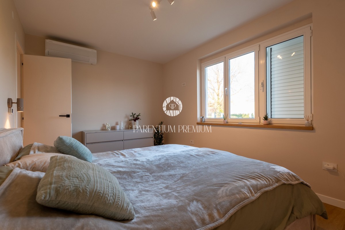 Casa familiare con ampio terreno edificabile in una zona tranquilla vicino a Parenzo