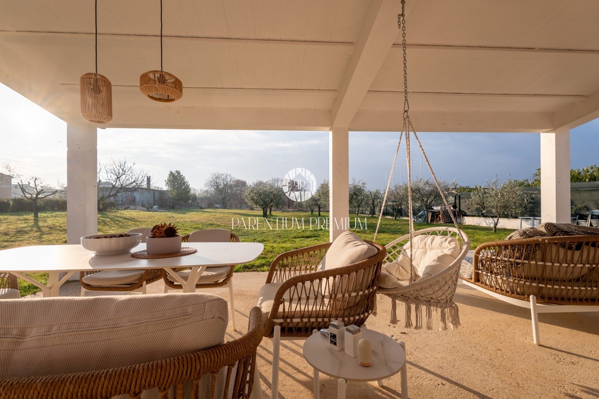 Casa familiare con ampio terreno edificabile in una zona tranquilla vicino a Parenzo