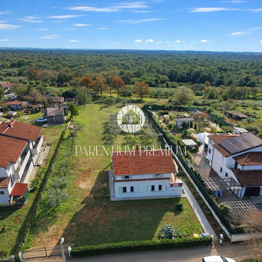 Casa familiare con ampio terreno edificabile in una zona tranquilla vicino a Parenzo