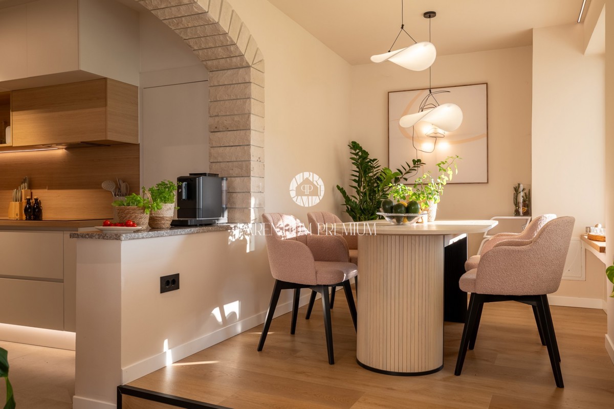 Casa familiare con ampio terreno edificabile in una zona tranquilla vicino a Parenzo