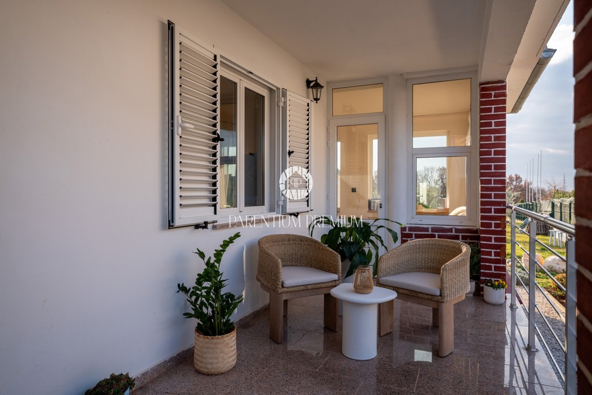 Casa familiare con ampio terreno edificabile in una zona tranquilla vicino a Parenzo