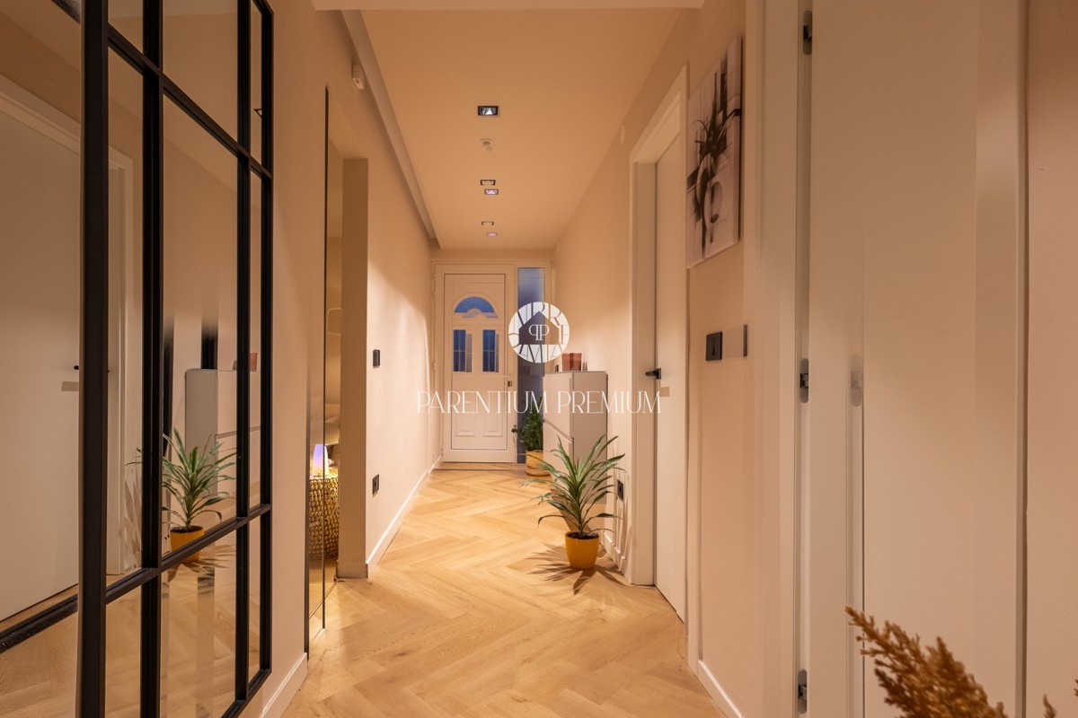 Casa familiare con ampio terreno edificabile in una zona tranquilla vicino a Parenzo