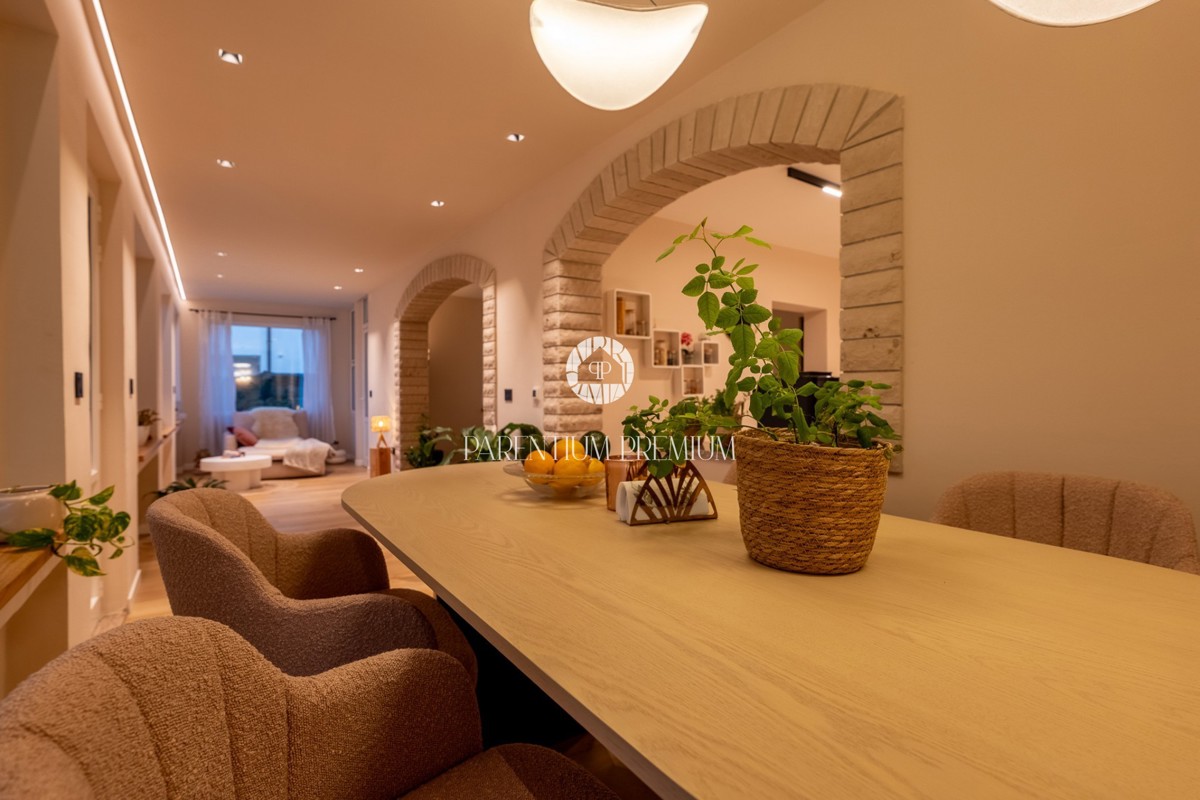 Casa familiare con ampio terreno edificabile in una zona tranquilla vicino a Parenzo