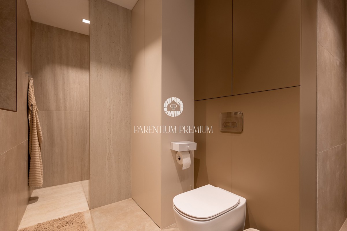 Casa familiare con ampio terreno edificabile in una zona tranquilla vicino a Parenzo