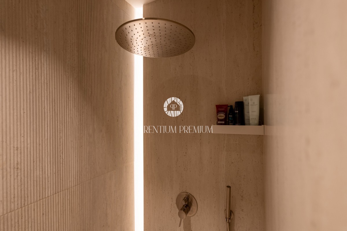 Casa familiare con ampio terreno edificabile in una zona tranquilla vicino a Parenzo