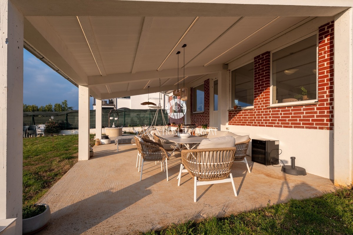 Casa familiare con ampio terreno edificabile in una zona tranquilla vicino a Parenzo