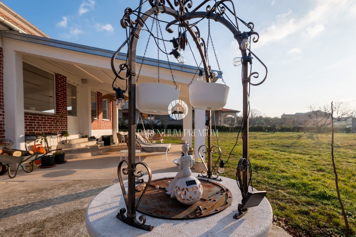 Casa familiare con ampio terreno edificabile in una zona tranquilla vicino a Parenzo