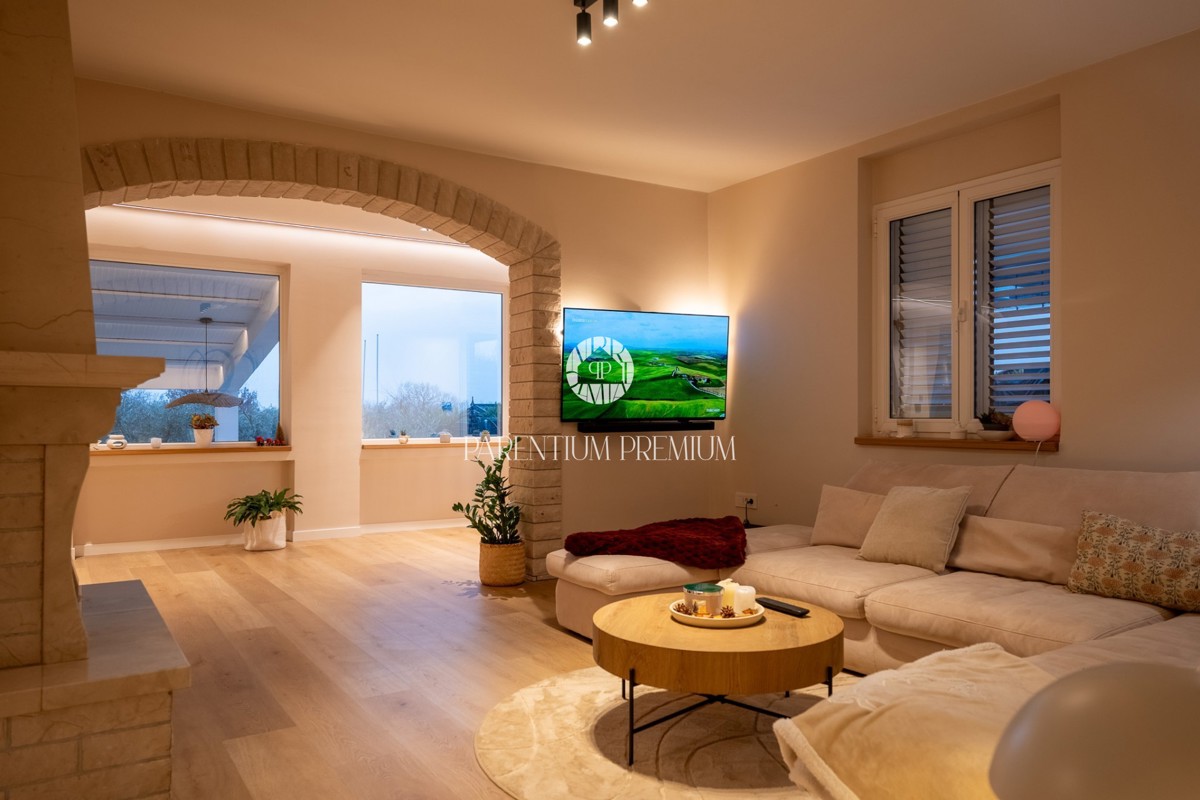 Casa familiare con ampio terreno edificabile in una zona tranquilla vicino a Parenzo