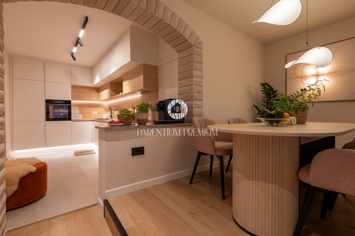 Casa familiare con ampio terreno edificabile in una zona tranquilla vicino a Parenzo