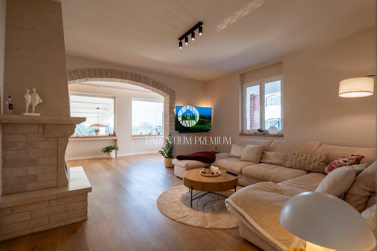 Casa familiare con ampio terreno edificabile in una zona tranquilla vicino a Parenzo