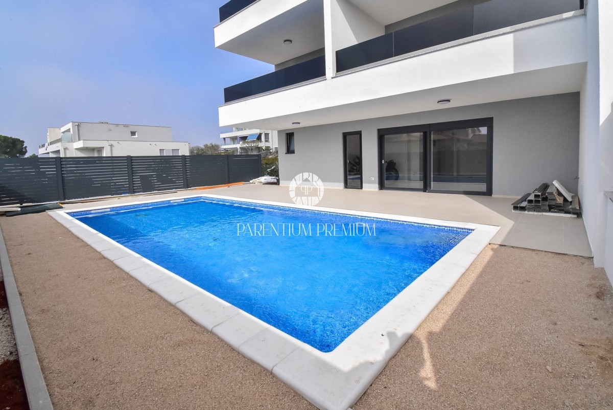 Lussuoso appartamento al piano terra con piscina, a 700 mt dal mare e dal porto turistico