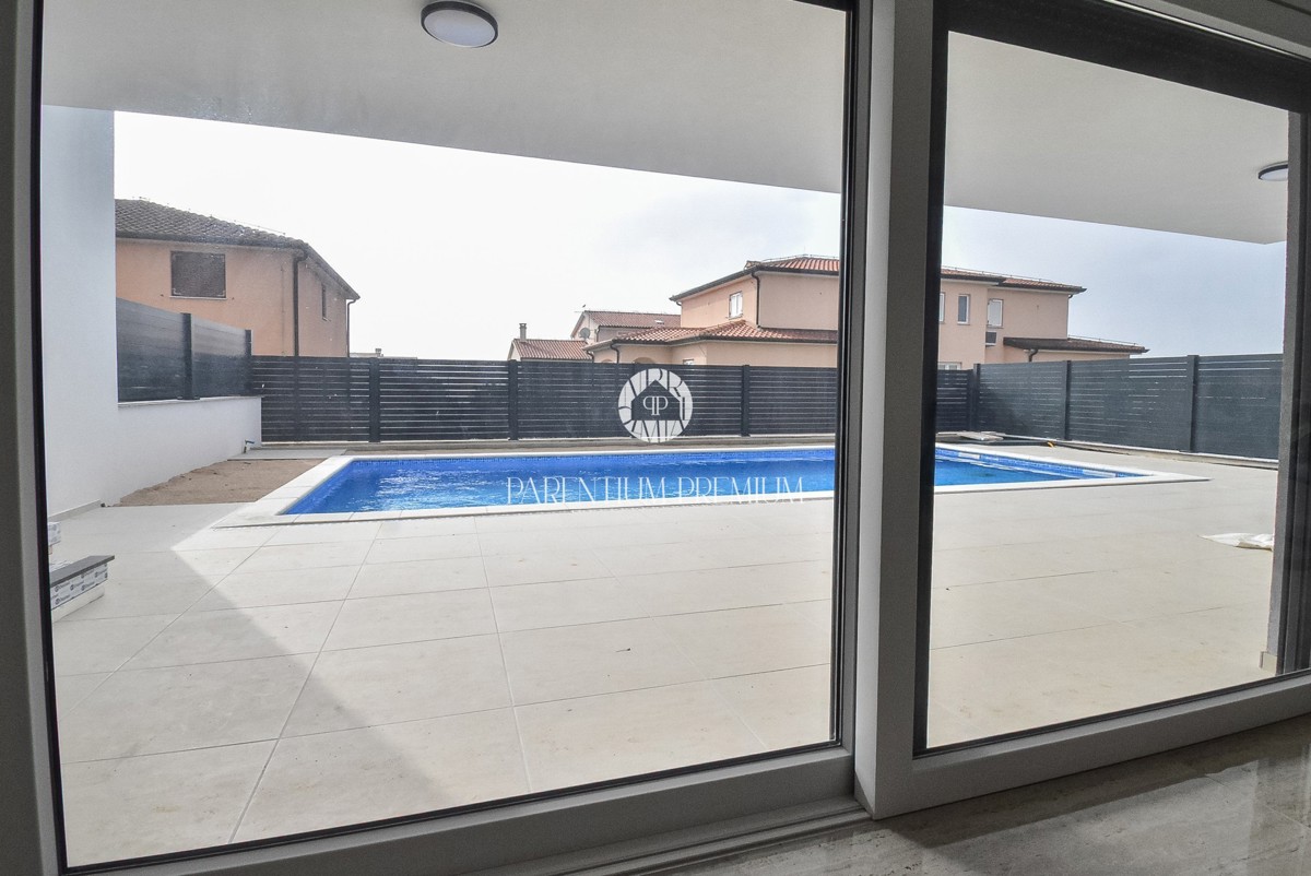 Lussuoso appartamento al piano terra con piscina, a 700 mt dal mare e dal porto turistico