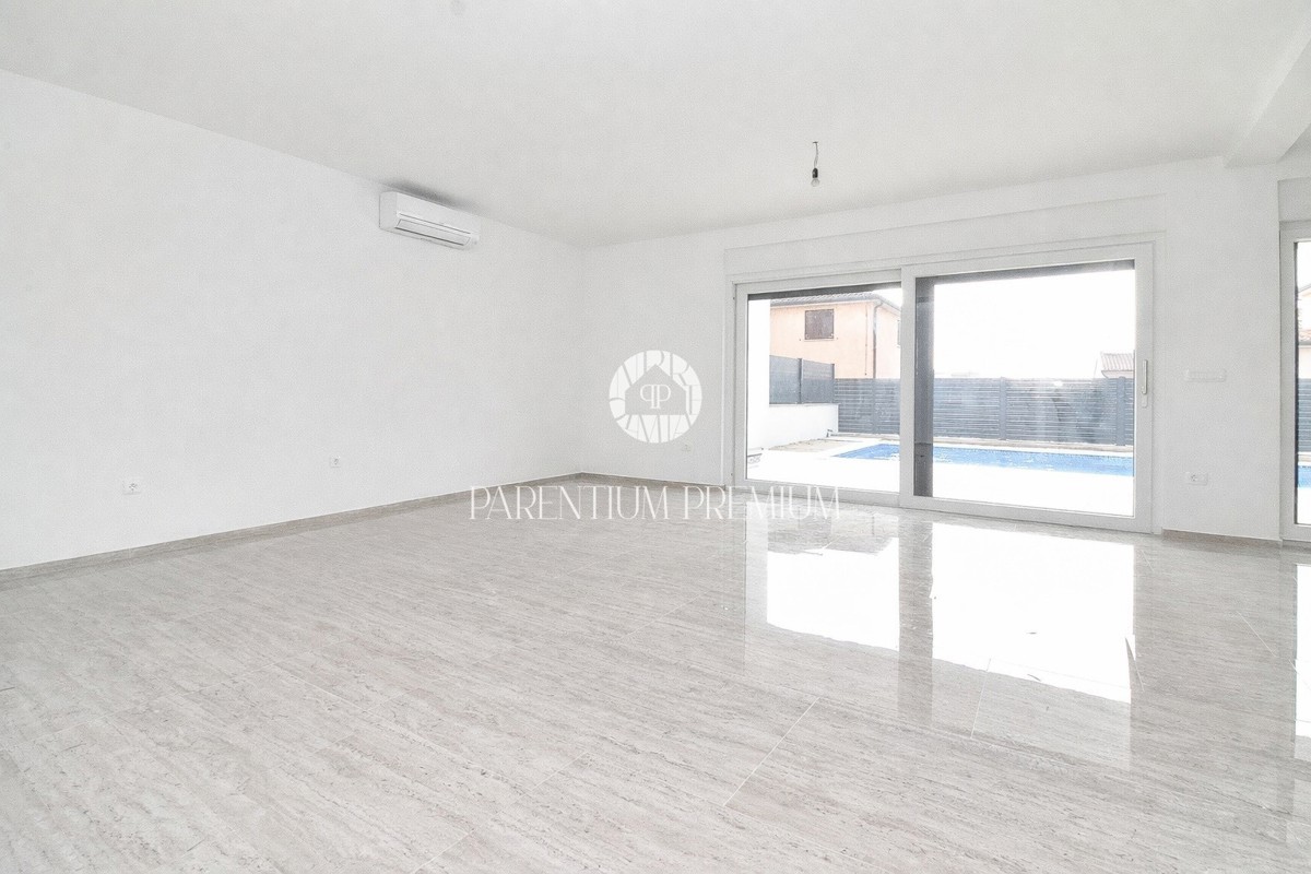 Lussuoso appartamento al piano terra con piscina, a 700 mt dal mare e dal porto turistico