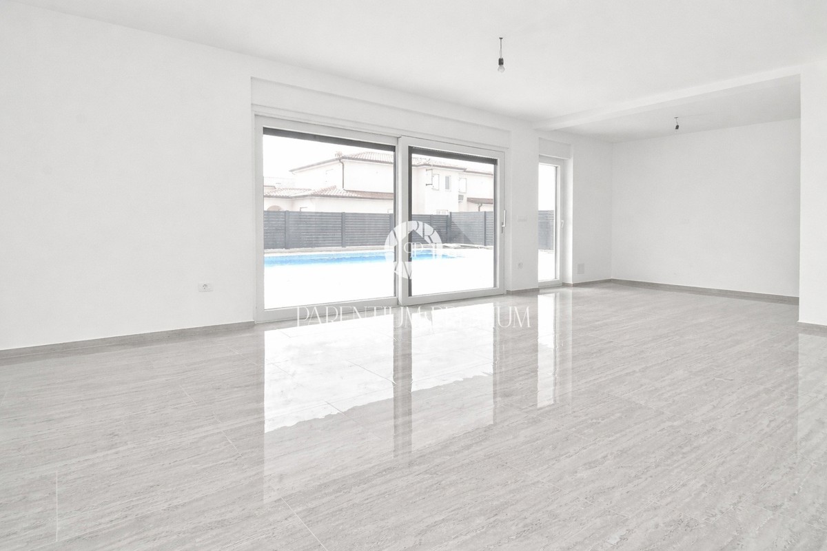 Lussuoso appartamento al piano terra con piscina, a 700 mt dal mare e dal porto turistico