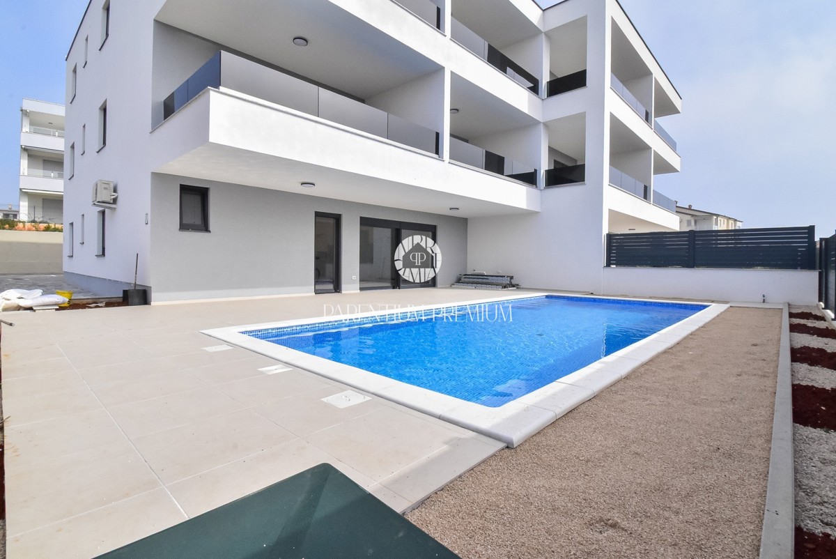 Lussuoso appartamento al piano terra con piscina, a 700 mt dal mare e dal porto turistico