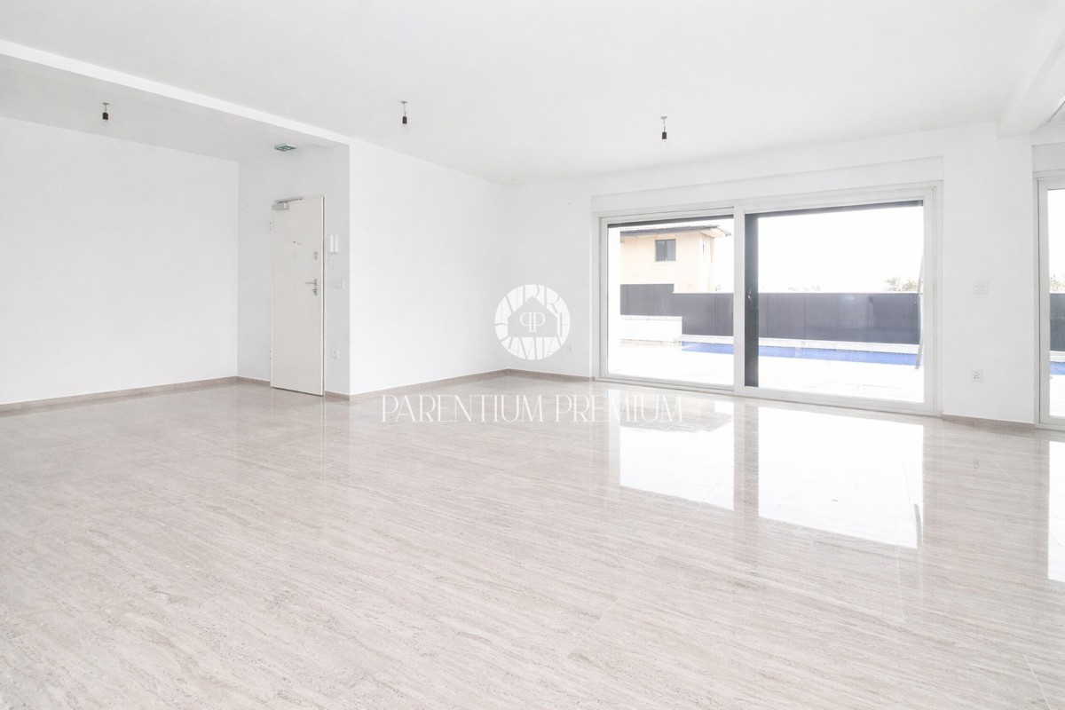 Lussuoso appartamento al piano terra con piscina, a 700 mt dal mare e dal porto turistico