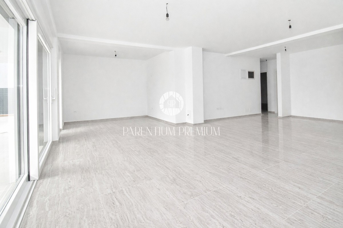 Lussuoso appartamento al piano terra con piscina, a 700 mt dal mare e dal porto turistico