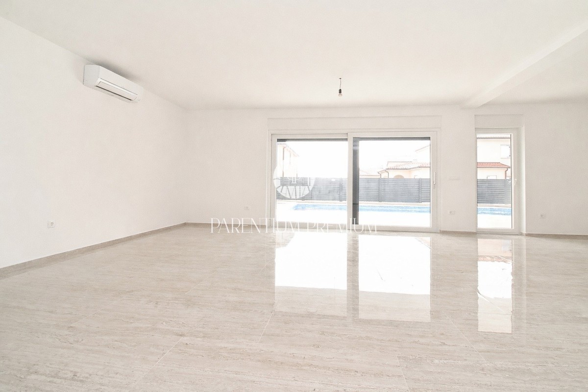 Lussuoso appartamento al piano terra con piscina, a 700 mt dal mare e dal porto turistico